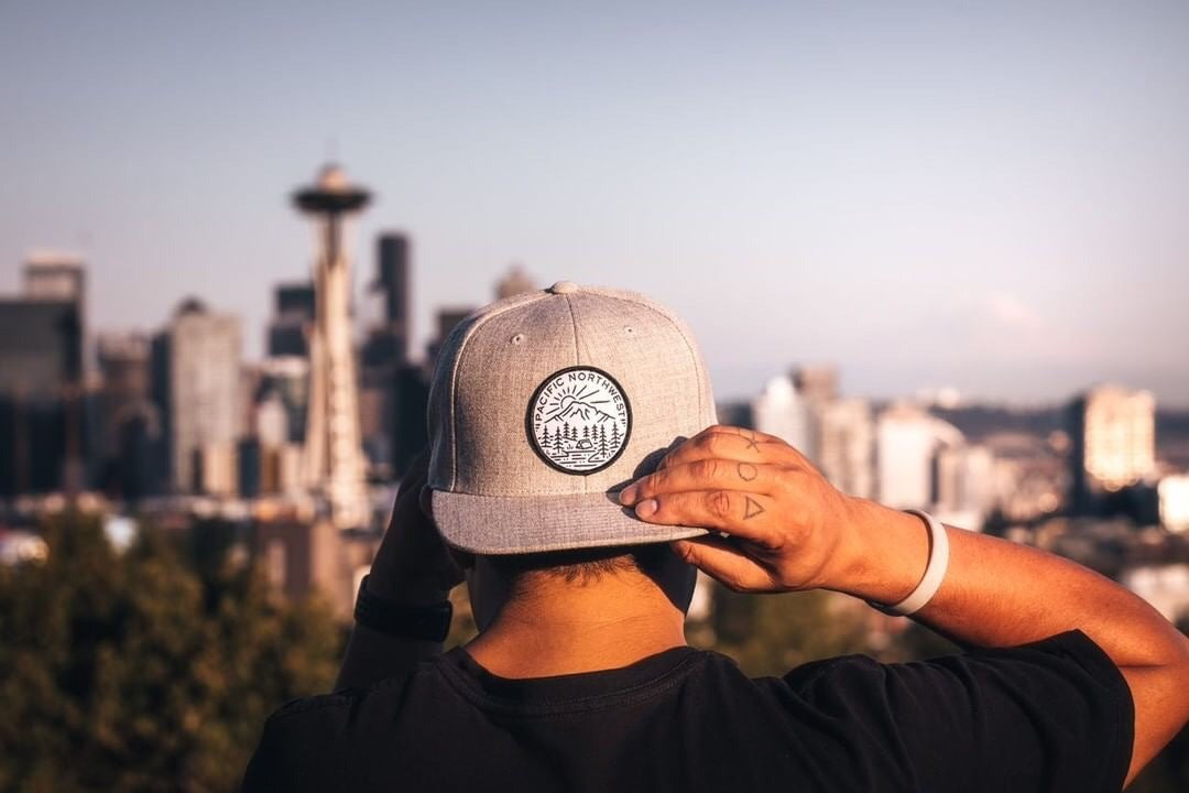 Short peak snapback outlet